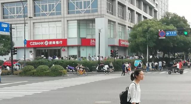 杭州楼市众生相:红盘组团来袭 连银行也被排爆